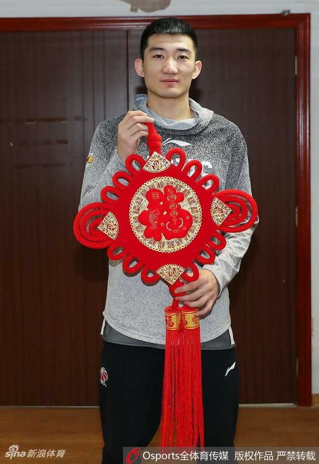 广厦众将手写春联送心语 新春佳节寄深情 年轻球员展示春联时目光坚定,红色的纸张映衬着他青春的脸庞,寓意着广厦队的未来红红火火,充满希望。