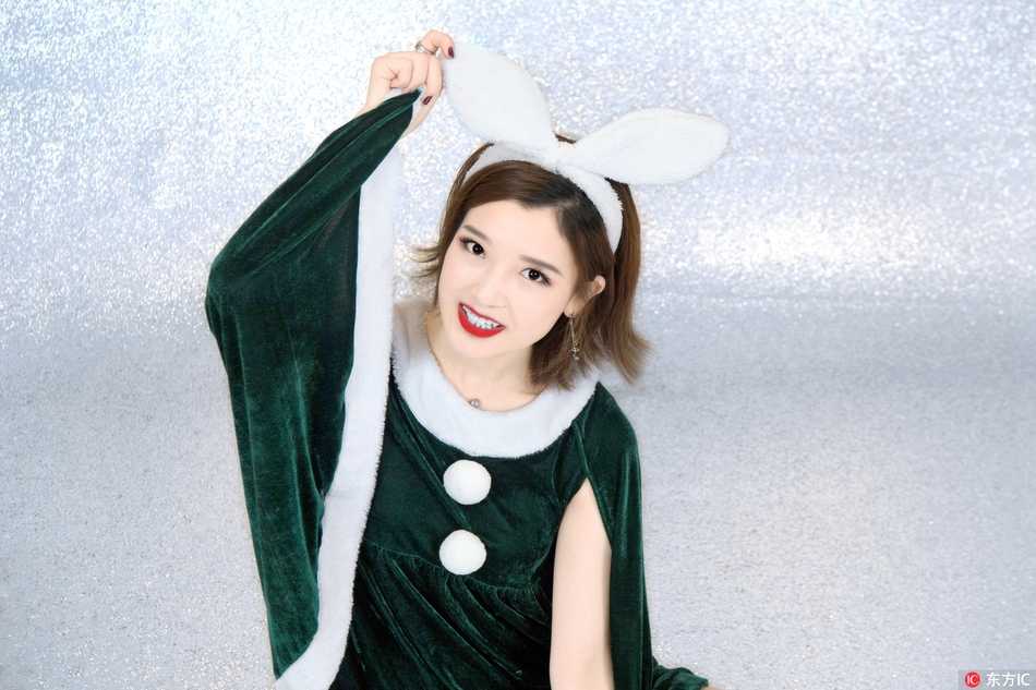 广厦啦啦宝贝集体亮相，红色圣诞裙装配灿烂笑容，满屏喜庆气息扑面而来