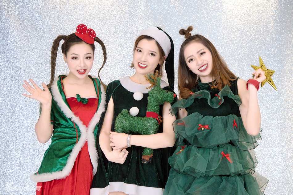 广厦啦啦队圣诞化身小麋鹿 灵动祝福温暖球迷心 特写镜头下,啦啦队员清纯可人,麋鹿发饰点缀在秀发间,眼神中充满期待,为球迷送上无声的圣诞祝福。