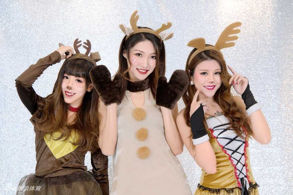 广厦啦啦队圣诞化身小麋鹿 灵动祝福温暖球迷心 广厦啦啦队员高举红色圣诞帽,麋鹿角装饰轻盈跳动,活力四射,背景球场灯光璀璨。