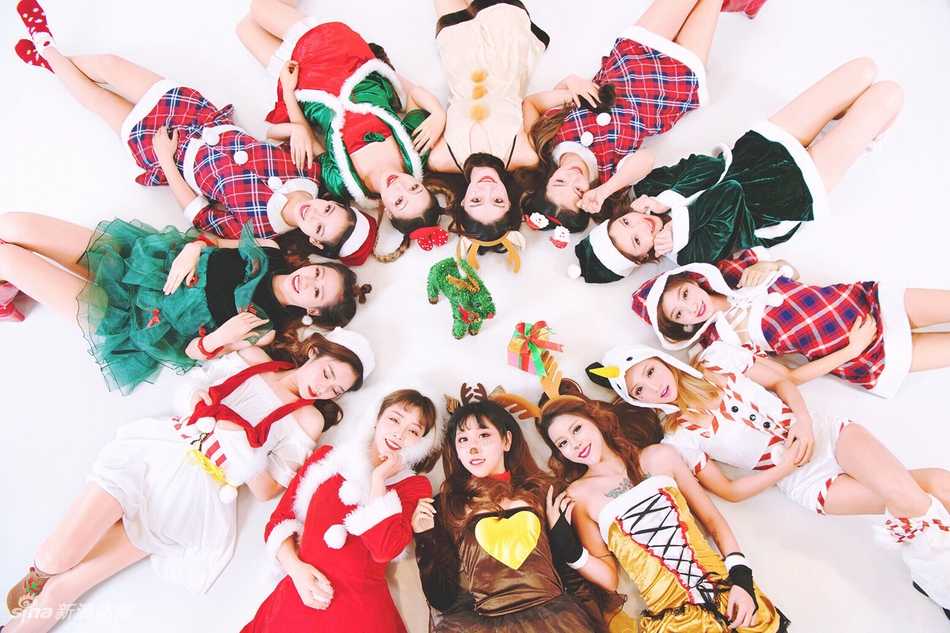 广厦啦啦队圣诞化身小麋鹿 灵动祝福温暖球迷心 两位啦啦队员亲密互动,比出爱心手势,麋鹿角与红色服饰相得益彰,俏皮又可爱。