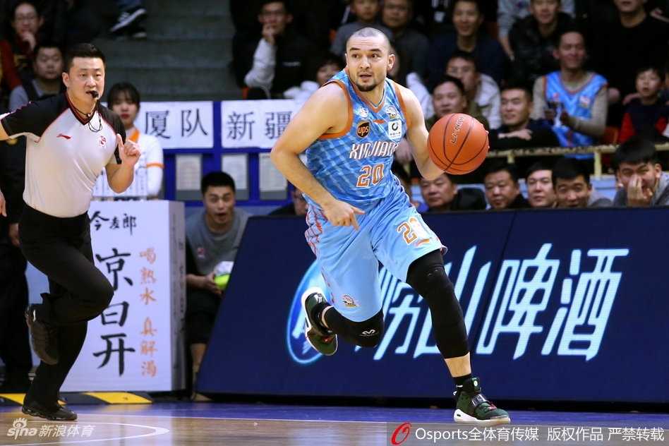 广厦复仇之夜:福特森三双掀翻新疆,胡金秋内线制霸 内线支柱胡金秋在新疆队长人林立中奋力跃起,用指尖轻轻一点,将前场篮板球拨向自己队友的方向,拼劲十足。