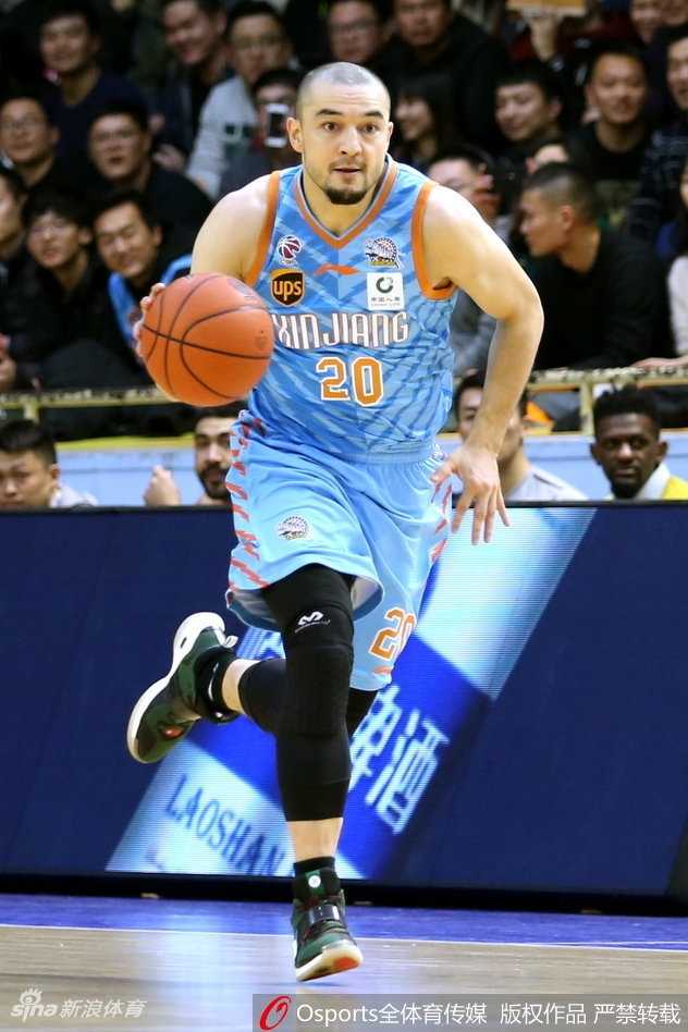 广厦复仇之夜:福特森三双掀翻新疆,胡金秋内线制霸 尽管比分落后,新疆队核心亚当斯依然毫无保留,他加速突破广厦防线,在空中与防守人对抗后,用一记漂亮的拉杆试图上篮得分。