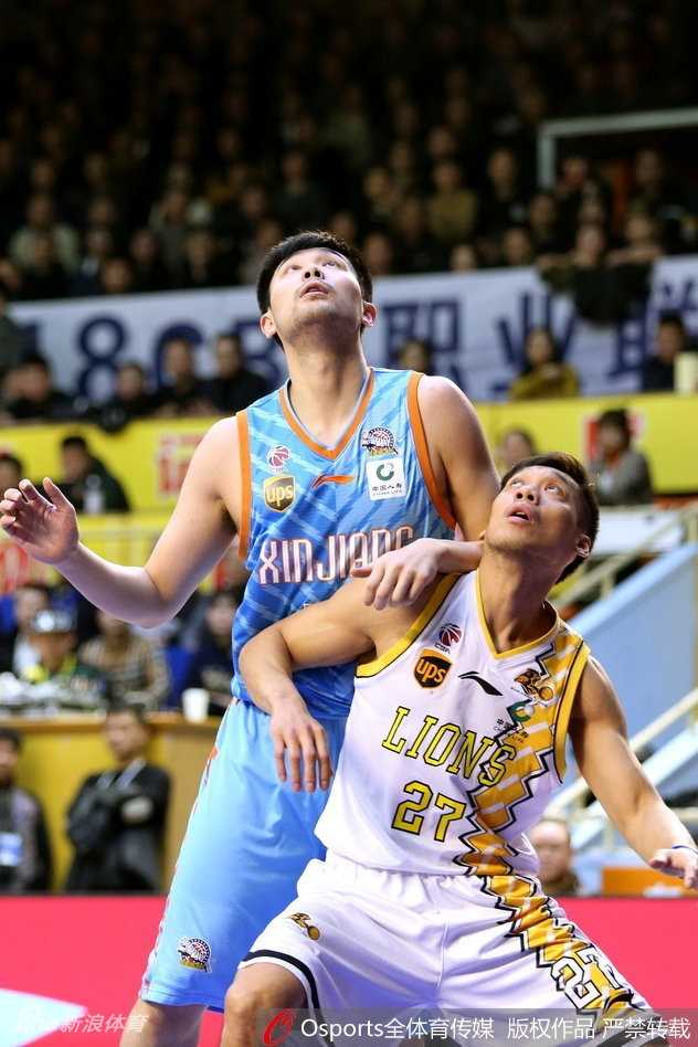 广厦复仇之夜:福特森三双掀翻新疆,胡金秋内线制霸 广厦队魂林志杰宝刀不老,他面对新疆队可兰白克的贴身紧逼,依然自信地干拔跳投,篮球划出一道美妙的弧线直奔篮筐。