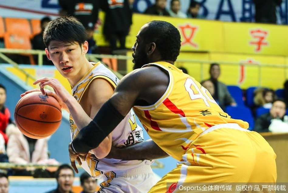 年轻的胡金秋用一记标志性的中距离跳投稳稳命中，他坚定的眼神中透露出超越年龄的成熟，仿佛在诉说这是他的常规操作。