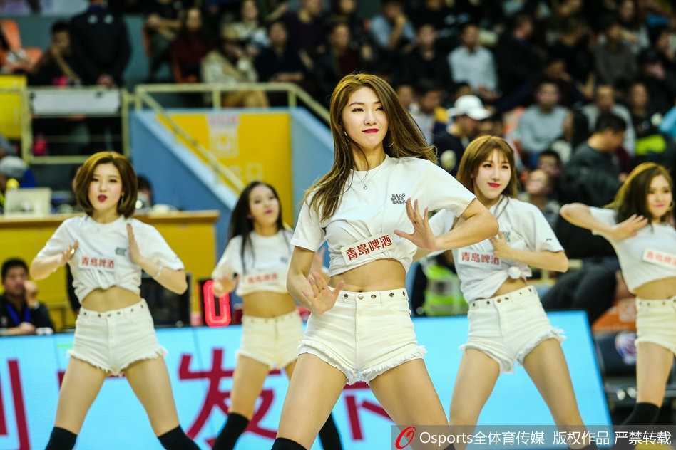 动感旋律中，宝贝们舞动金色花球，笑容灿烂如冬日暖阳，让全场观众忘却寒冷。