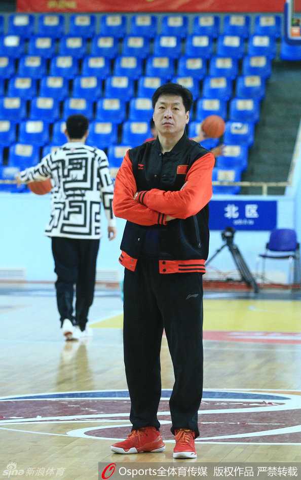 广厦记忆:二零一七春训印记与将帅风采 训练间歇,福特森坐在地板上,手托下巴陷入沉思,仿佛在脑海中复盘着刚才的战术配合,思考着如何破解下一轮的防守。