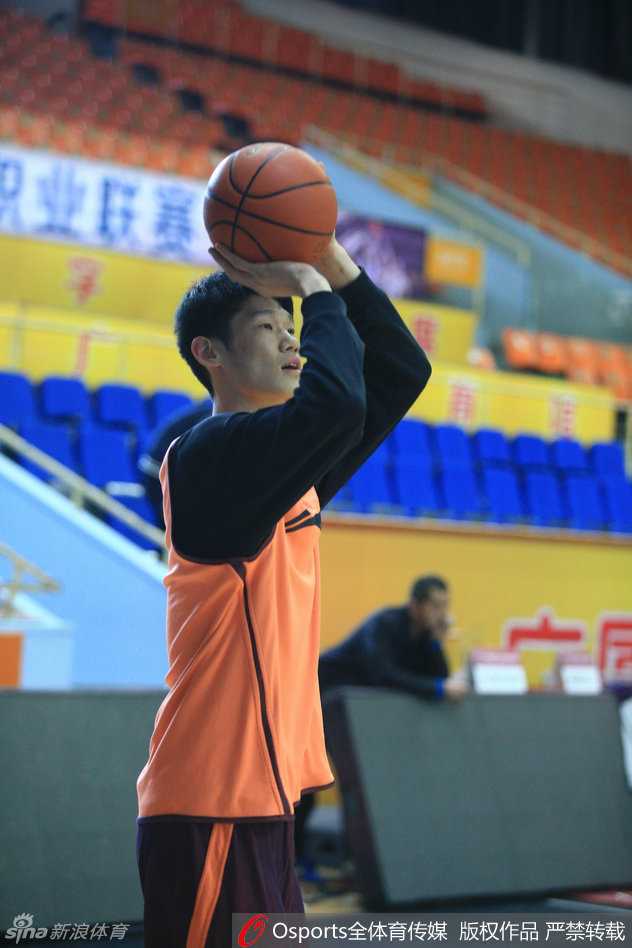 广厦记忆:二零一七春训印记与将帅风采 面对镜头,李春江指导摊开双手,表情严肃中带着一丝无奈,正在向记者详细解读刚才那次战术布置的得失。