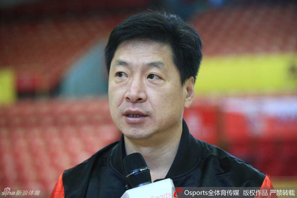 广厦记忆:二零一七春训印记与将帅风采 2017年2月12日的训练课上,广厦队员们进行着高强度的战术演练,专注的神情和积极的拼抢让整个训练馆充满了备战季后赛的紧张气息。