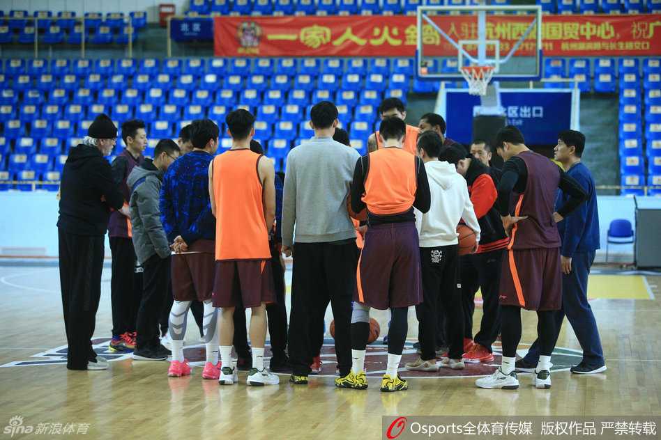 广厦记忆:二零一七春训印记与将帅风采 主帅李春江双手叉腰站在场边,目光如电,不苟言笑地注视着弟子们的每一次跑位,他那标志性的严厉神情正是球队纪律严明的写照。