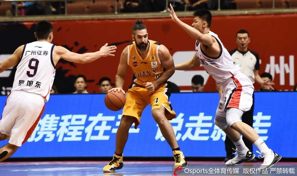 广州体育馆的惊雷:克里斯顿上演准绝杀,华南虎击退山西汾酒 广州外援桑尼在山西多人围剿下强硬起跳,指尖狠狠地将篮板球揽入怀中