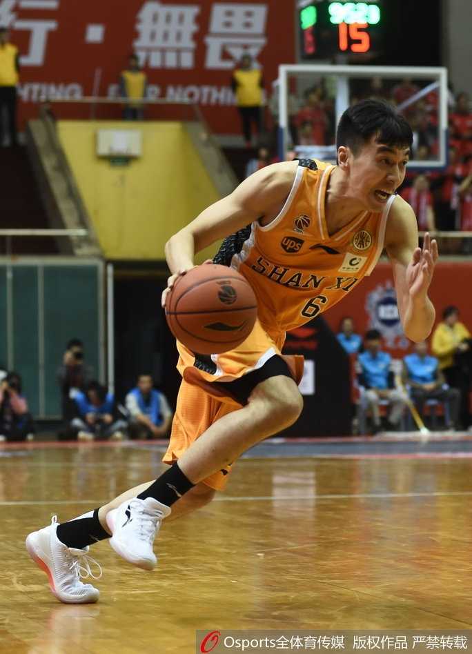 广州体育馆的惊雷:克里斯顿上演准绝杀,华南虎击退山西汾酒 曾令旭试图穿过掩护防守克里斯顿,两人肌肉碰撞的瞬间仿佛能听见赛场上的嘶吼