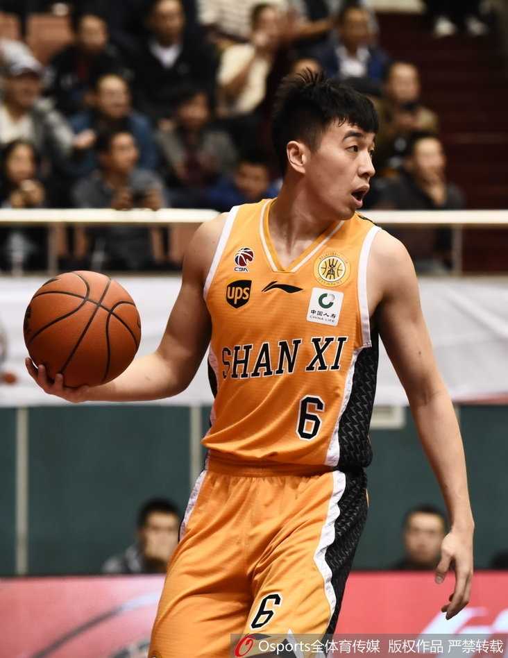 广州体育馆的惊雷:克里斯顿上演准绝杀,华南虎击退山西汾酒 年轻的范子铭面无惧色,在斯科拉面前高高跃起,用一记劈扣捍卫了主场禁区