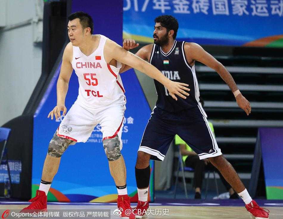广州夏夜劈开四十分差 男篮蓝队新阵亮剑大胜印度 身披红色战袍的中国队球员在开场跳球中高高跃起,整个天河体育馆的灯光仿佛都聚焦于这腾空的瞬间,空气中弥漫着大战前的紧张与期待