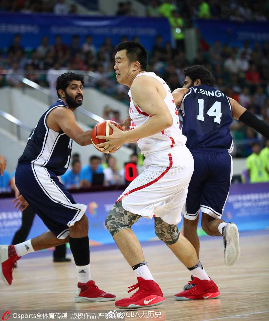 广州夏夜劈开四十分差 男篮蓝队新阵亮剑大胜印度 年轻的胡金秋在快攻中轻盈地完成补扣,他的脸上洋溢着青春与自信的笑容,仿佛在向世界宣告中国男篮新时代的到来
