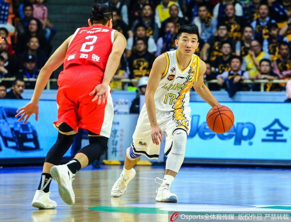 胡金秋在篮下高高跃起，与对方内线汉斯布鲁激烈拼抢篮板，肌肉碰撞瞬间迸发激情