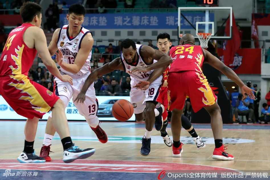 广州队范子铭在对方长臂干扰下，依然利用强壮的身体卡住位置，强行上篮命中，展现出了年轻内线少有的霸气与力量感。