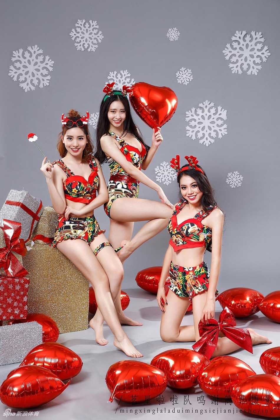 特写镜头下，红艳精致的五官搭配闪亮的节日彩妆，她轻轻托腮，指尖的璀璨与眼中的星光交相辉映，仿佛在诉说对篮球与舞蹈的深情告白。