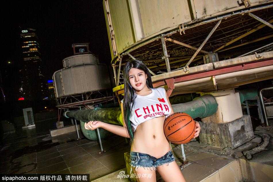 广州篮球宝贝火辣写真助力男篮,赛场下的汗水与魅力绽放 黑与白的经典配色下,宝贝的性感美背一览无余,回眸瞬间眼神坚定有力,背景虚化的篮球场更衬托出她作为赛场焦点的强大气场。