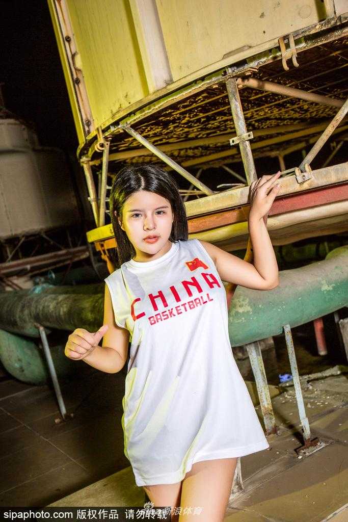 广州篮球宝贝火辣写真助力男篮,赛场下的汗水与魅力绽放 特写镜头下,宝贝的五官精致立体,高扎的马尾辫显得干练十足,湿发造型增添了几分运动后的野性美,眼神中充满对男篮健儿们凯旋的致敬。