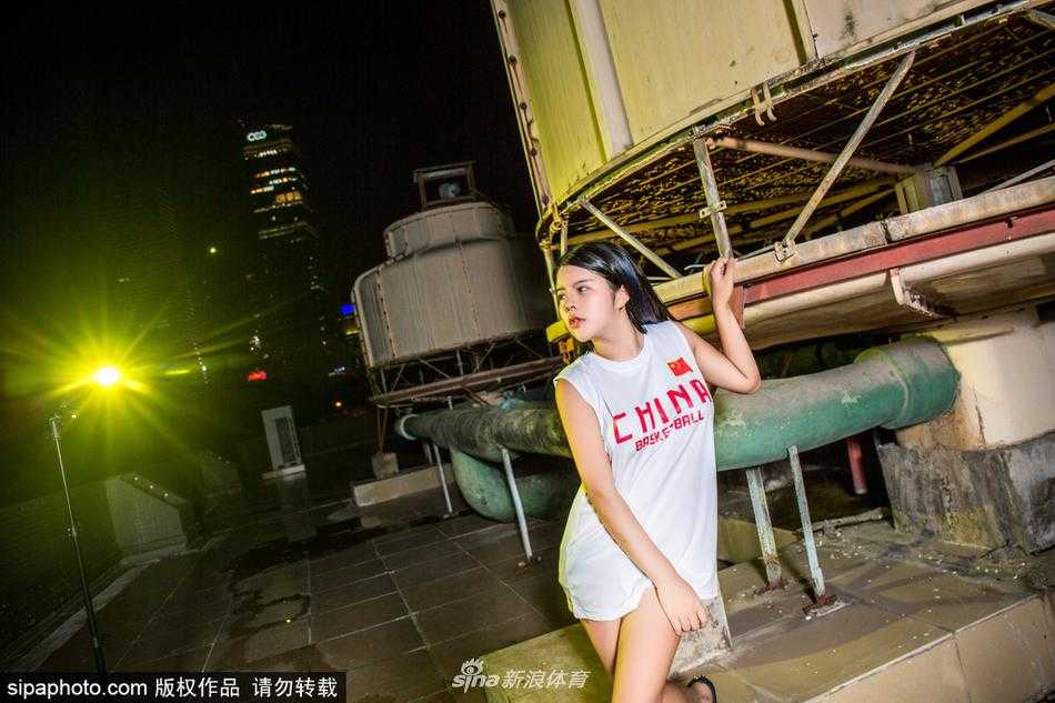 广州篮球宝贝火辣写真助力男篮,赛场下的汗水与魅力绽放 篮球宝贝身披金色战袍,在镜头前自信回眸,健康的古铜色肌肤与迷人曲线在光影交织下散发出无限活力,仿佛赛场上的胜利女神。