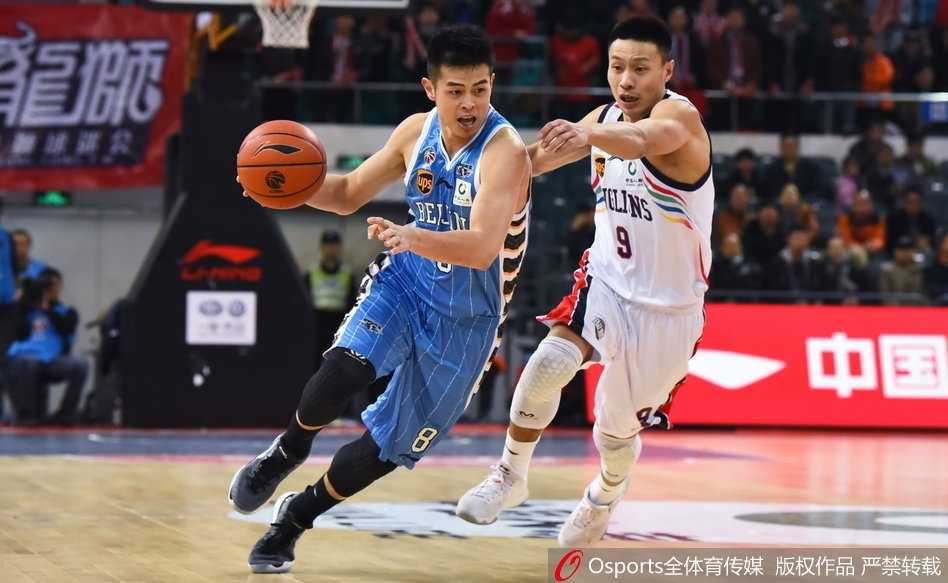 北京队外援汉密尔顿在对方内线汉斯布鲁的严密防守下，依然利用灵活的脚步强行转身跳投，两人的手臂在空中纠缠，肌肉碰撞的瞬间仿佛能听到闷响。