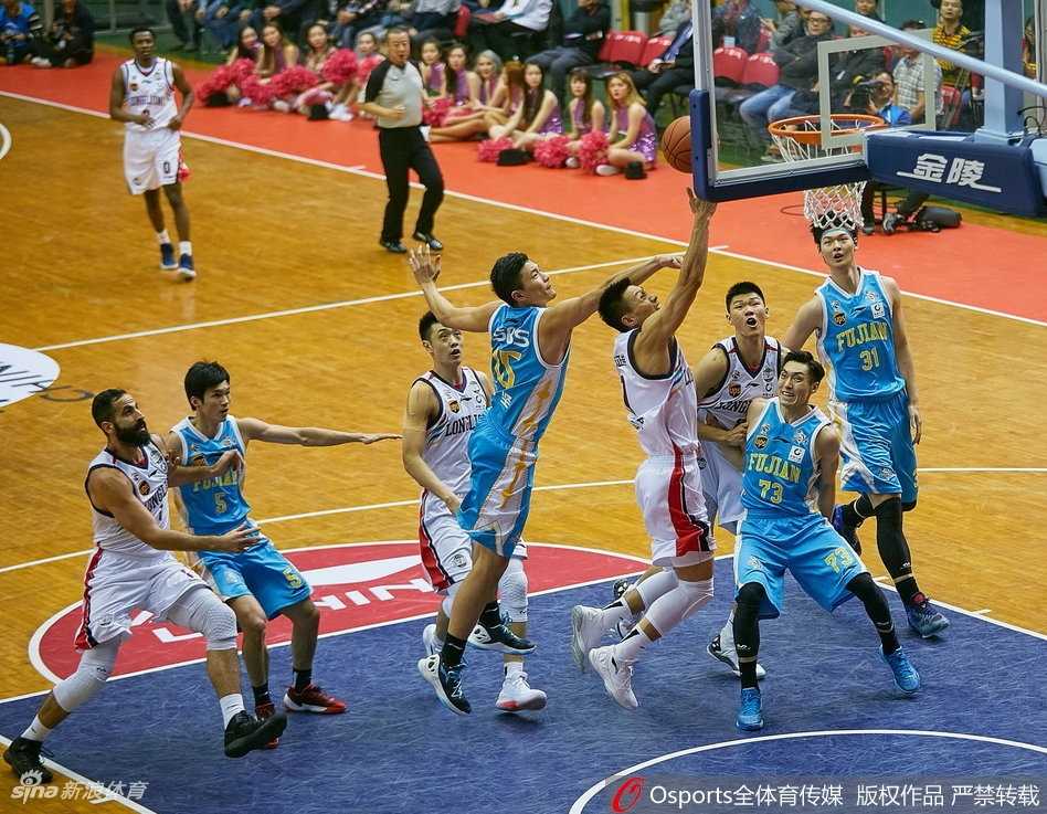 广州险胜福建终结连败,克里斯顿狂砍39分导演惊天大逆转 福建队核心王哲林在内线强攻,面对防守悍将跃起勾手,展现出了强大的内线统治力。