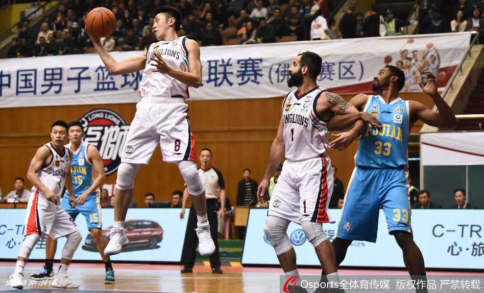 广州险胜福建终结连败,克里斯顿狂砍39分导演惊天大逆转 广州队桑尼在福建队员的包围下高高跃起,强硬摘下一个宝贵的前场篮板球,为球队创造了二次进攻机会。