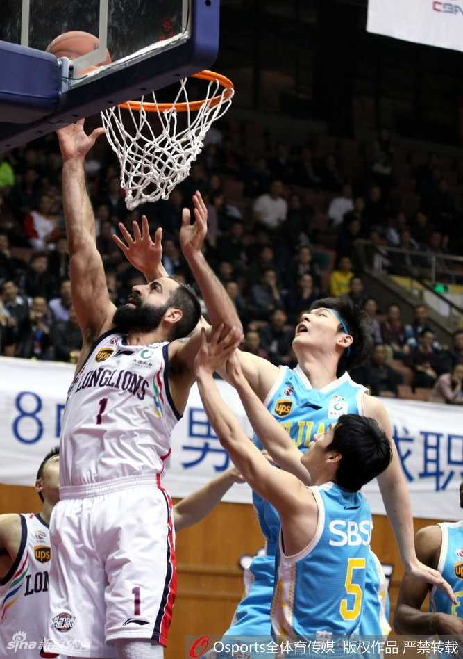 广州险胜福建终结连败,克里斯顿狂砍39分导演惊天大逆转 广州队球员克里斯顿在福建队球员的严密防守下强行突破,眼神中透露出必胜的决心。