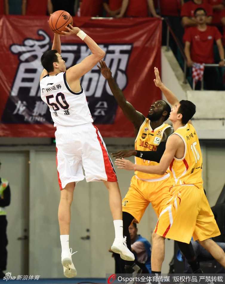 弗格迎着防守干拔跳投，皮球在空中划出彩虹弧线，这是属于得分王的自信时刻