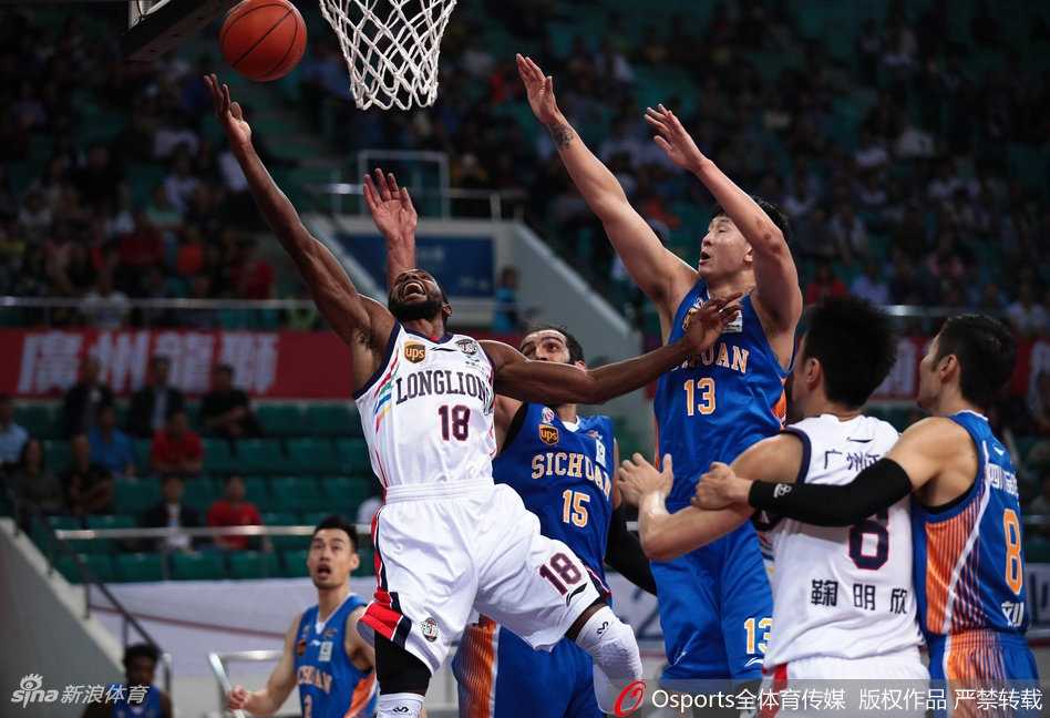 广州龙狮主场大胜四川品胜 三外援联手导演进攻狂潮 广州队外援在外线张手命中三分后,握拳怒吼,点燃了主场球迷的热情