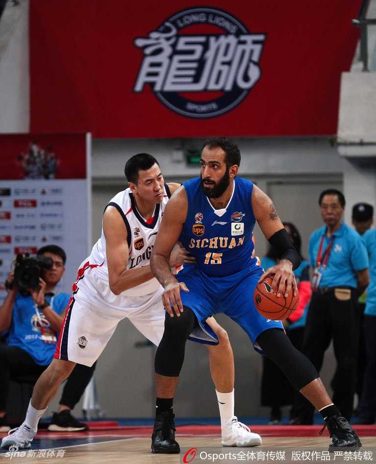 广州龙狮主场大胜四川品胜 三外援联手导演进攻狂潮 四川队外援哈达迪在广州队内线严密防守下艰难出手,眼神充满无奈