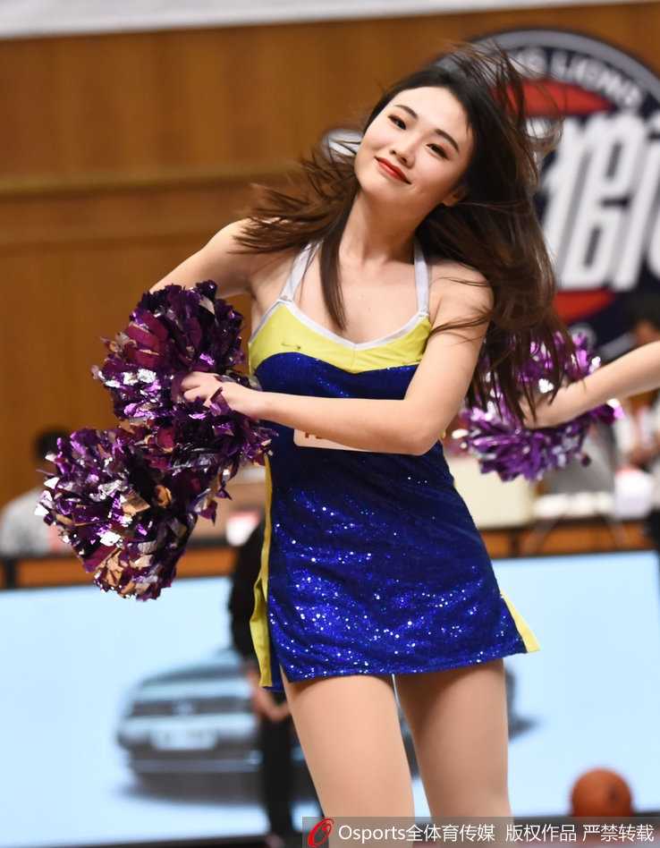 这位黑发的混血宝贝拥有令人艳羡的超模身材，她单手叉腰回眸凝视，眼神中透着一股冷艳的魅惑，紧身衣下的蜂腰翘臀构成完美的沙漏型线条，颈后的细小纹身如同点睛之笔，为这份性感增添了一丝神秘感。