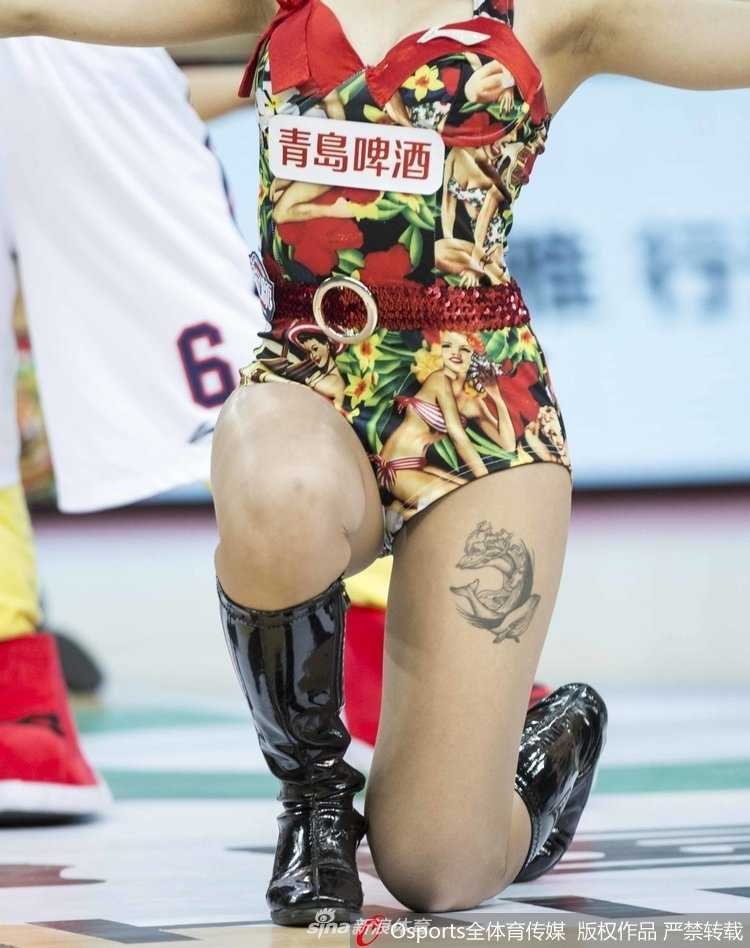 广州龙狮圣诞夜激战深圳,篮球宝贝热舞引爆全场 圣诞老人装扮的吉祥物与篮球宝贝击掌,共同为广州龙狮队加油。