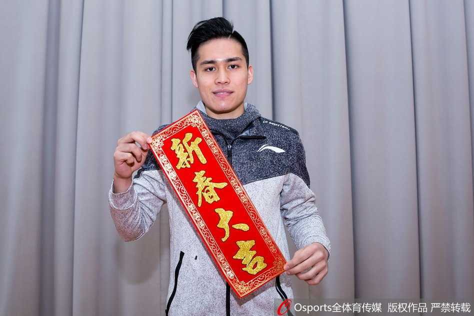 广州龙狮新春贺岁照里藏玄机,那些年我们一起追过的季后赛梦想 外援们入乡随俗地拿着红包合影,大外援汉斯布鲁被队友们逗得开怀大笑,此刻他们不仅是场上的战友,更是这个大家庭里一起过年的兄弟。