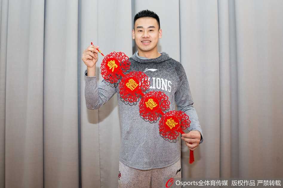 广州龙狮新春贺岁照里藏玄机,那些年我们一起追过的季后赛梦想 镜头捕捉到了几名国内球员手持春联的瞬间,居中的范子铭神情专注,经过一个赛季的历练,这位年轻的内线已褪去青涩,眼神中多了几分与年龄不符的坚毅和沉稳。