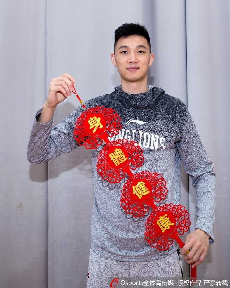 广州龙狮新春贺岁照里藏玄机,那些年我们一起追过的季后赛梦想 几名球员调皮地挤在一起,试图抢镜拜年,搞怪的动作和灿烂的笑容让整个更衣室都充满了欢乐的气息,诠释了团队如家的温暖。