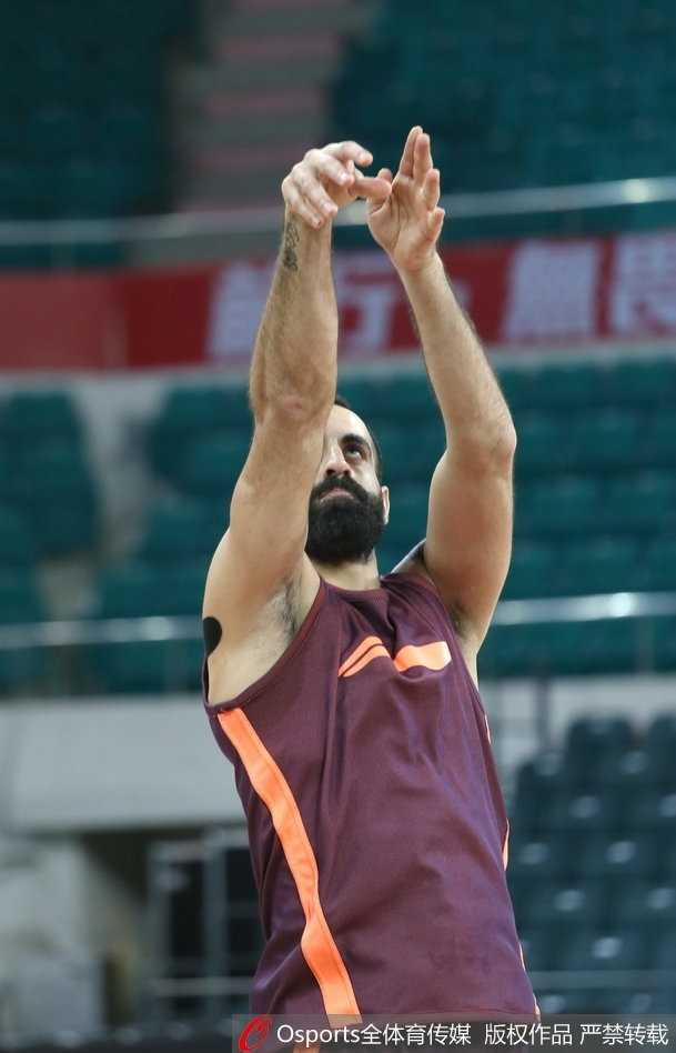 汉斯布鲁在篮下卡位要球，肌肉线条分明，准备用他标志性的强硬打法冲击内线。