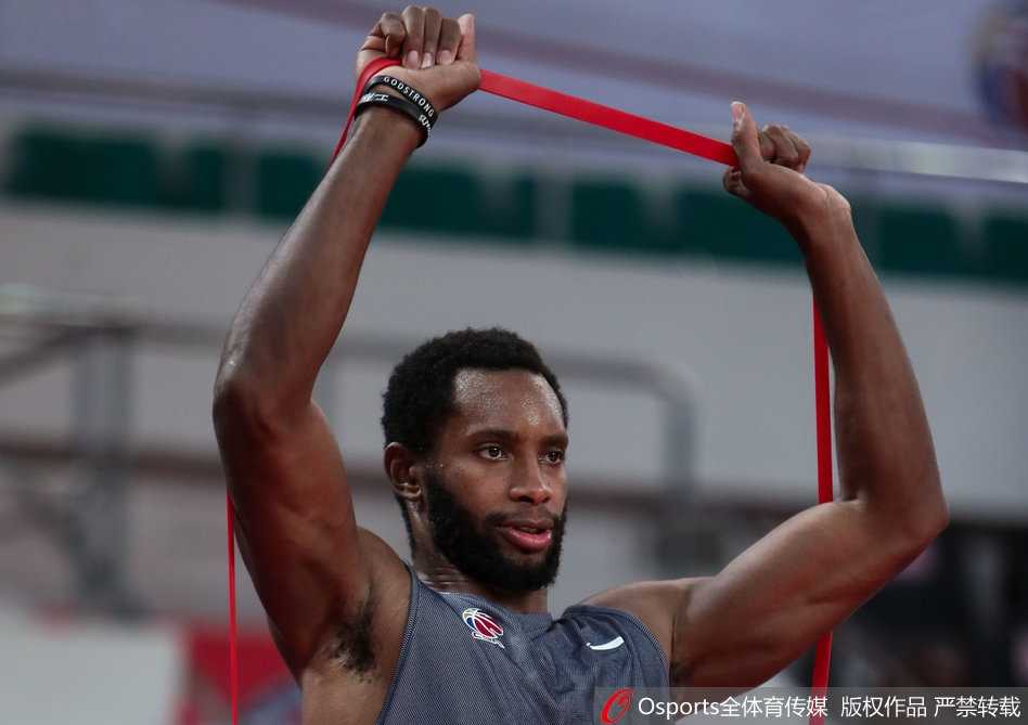 克里斯顿运球穿越半场，眼神犀利观察着队友的跑位，场边的教练组双手拢在嘴边大声呼喊指导着战术。