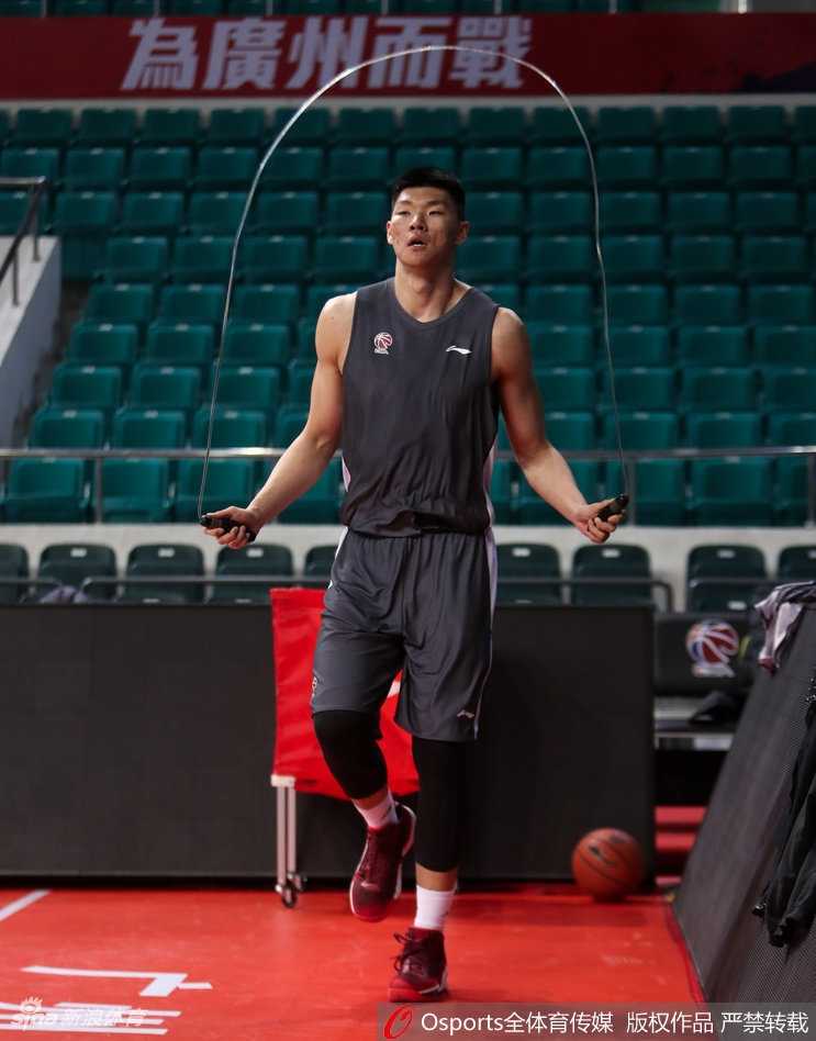 大外援汉斯布鲁在内线要位，肌肉线条分明，力量感十足，准备在低位单打练习中强吃对手。