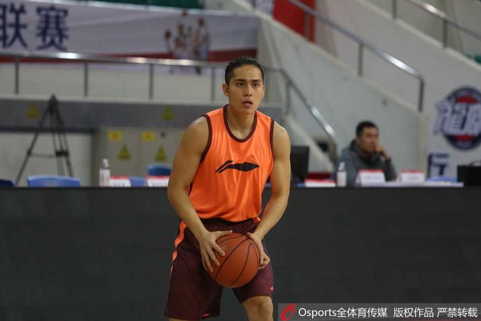 状元秀陈盈骏在训练中运球穿越防线，眼神坚定，这位年轻后卫正用汗水书写着自己的CBA新篇章。