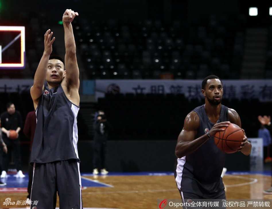 训练场上，范子铭正在进行跳绳后的拉伸，身体的柔韧性与力量感并存，仿佛一头蓄势待发的年轻雄狮。