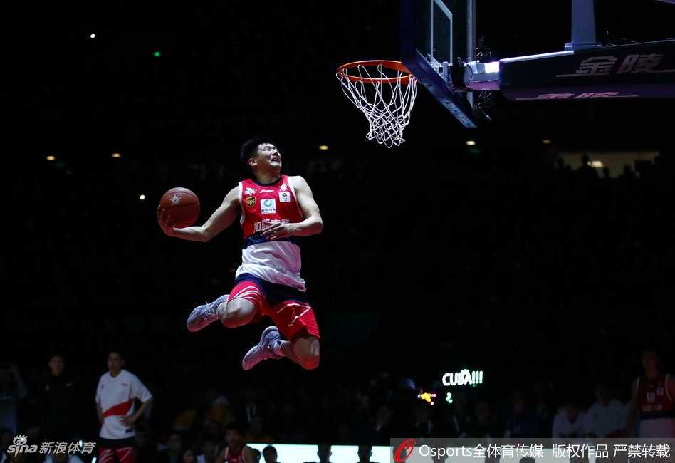 广工黑马张健豪飞跃历史 成CBA全明星首位大学生扣篮王 夺冠后的张健豪身披五星红旗,脸上洋溢着自豪与喜悦的笑容,这个瞬间不仅属于他个人,更属于所有怀揣篮球梦想的大学生球员,历史就此改写。