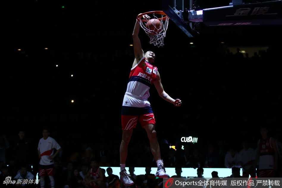 广工黑马张健豪飞跃历史 成CBA全明星首位大学生扣篮王 站在领奖台上的张健豪高举冠军奖杯,这一刻他成为了全场瞩目的焦点,证明了即使是大学生球员,也能在职业赛场上飞翔得更高更远。