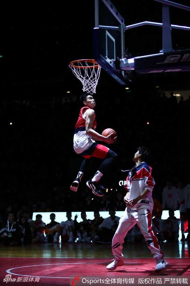 广工黑马张健豪飞跃历史 成CBA全明星首位大学生扣篮王 赛后,张健豪激动地与场边的球迷和友人互动,兴奋之情溢于言表,他用双手指向天空,仿佛在感谢上天赐予他的这份天赋与机遇。