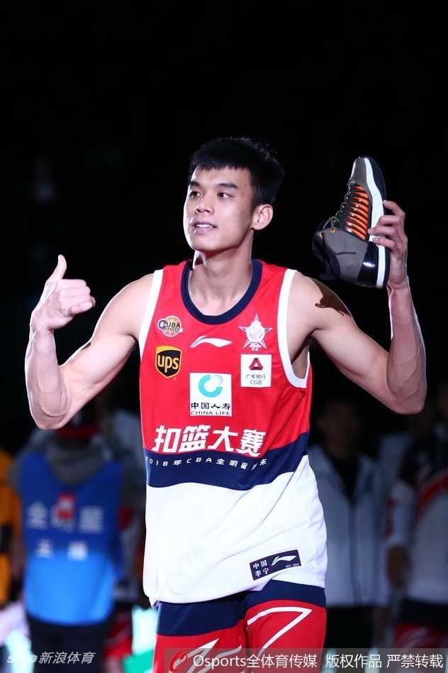 广工黑马张健豪飞跃历史 成CBA全明星首位大学生扣篮王 张健豪眼神专注,轻吻自己健硕的肱二头肌,仿佛在向全场观众宣告,这个夜晚他将用绝对的力量与技巧征服篮筐,霸气十足。