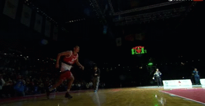 广工黑马张健豪飞跃历史 成CBA全明星首位大学生扣篮王 动图捕捉了张健豪夺冠瞬间的永恒经典,他如展翅雄鹰般飞跃三人组成的防线,左手单臂战斧劈扣,画面震撼力十足,让人反复回味。