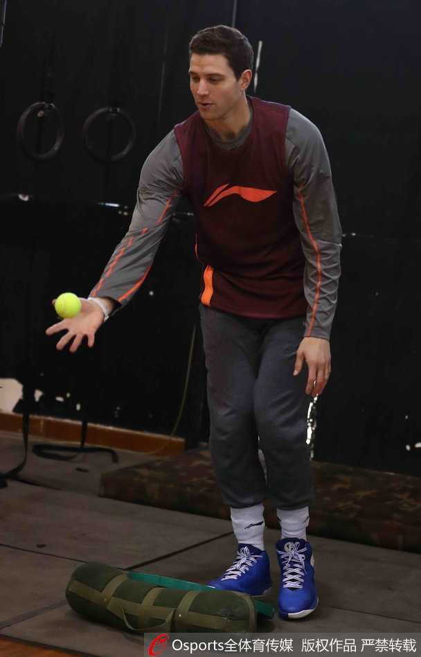 主帅刘鹏在场边双手拢嘴大声呼喊，向队员们面授机宜，他的战术板上写满了针对深圳队的攻防布置。