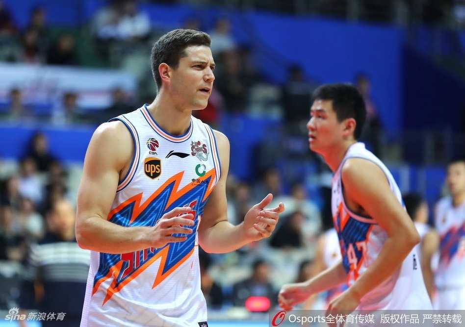 明纳拉斯迎着防守人强行出手，此役他贡献31分，与弗神组成的双枪是上海队获胜的关键。