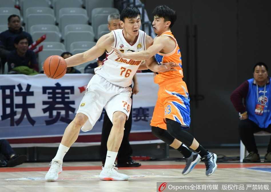 弗雷戴特在三人包夹下强行出手，皮球划过一道完美的弧线空心入网，只留下防守者无奈地仰望比分牌。